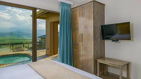 9_CayleyMountainResort_family_suite_4-sleeper_Bedroom