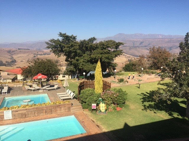 pool-and-mountains